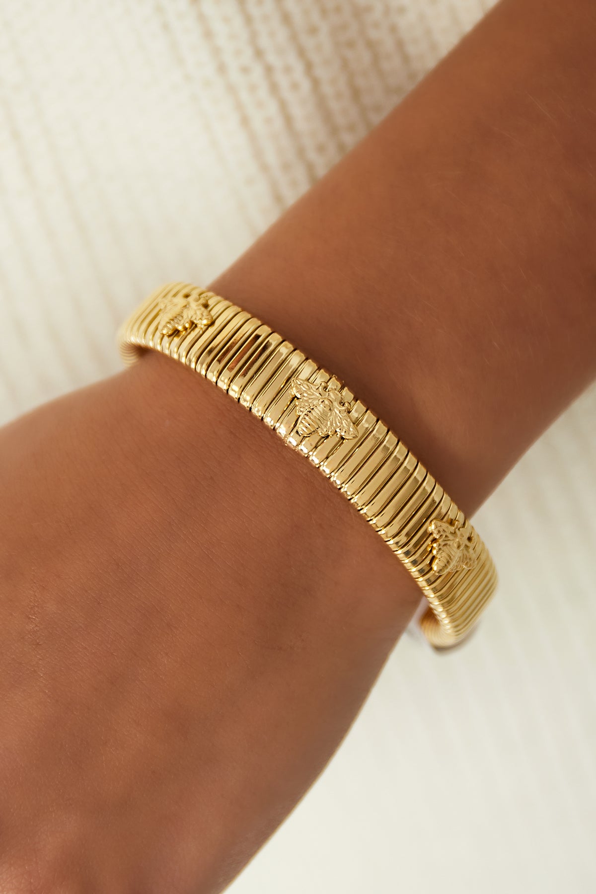 Bracelet 'Bee in Nightlife ' - gold - stainless steel